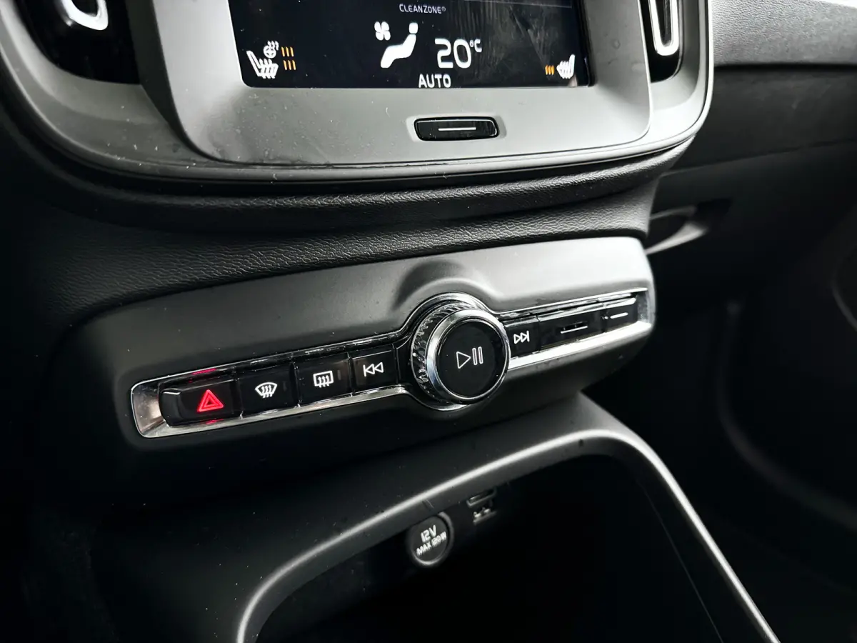 T2 Momentum Core | Parkeercamera | Stoel- en Stuurverwarming | Cruise control | Navigatie