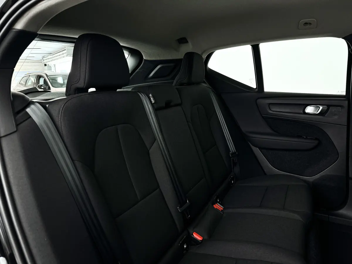T2 Momentum Core | Parkeercamera | Stoel- en Stuurverwarming | Cruise control | Navigatie