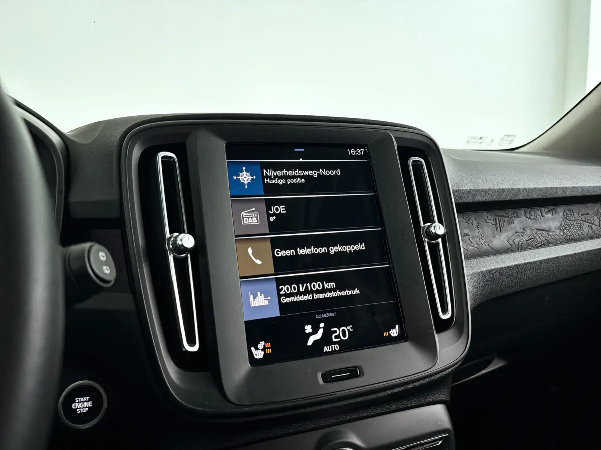 T2 Momentum Core | Parkeercamera | Stoel- en Stuurverwarming | Cruise control | Navigatie