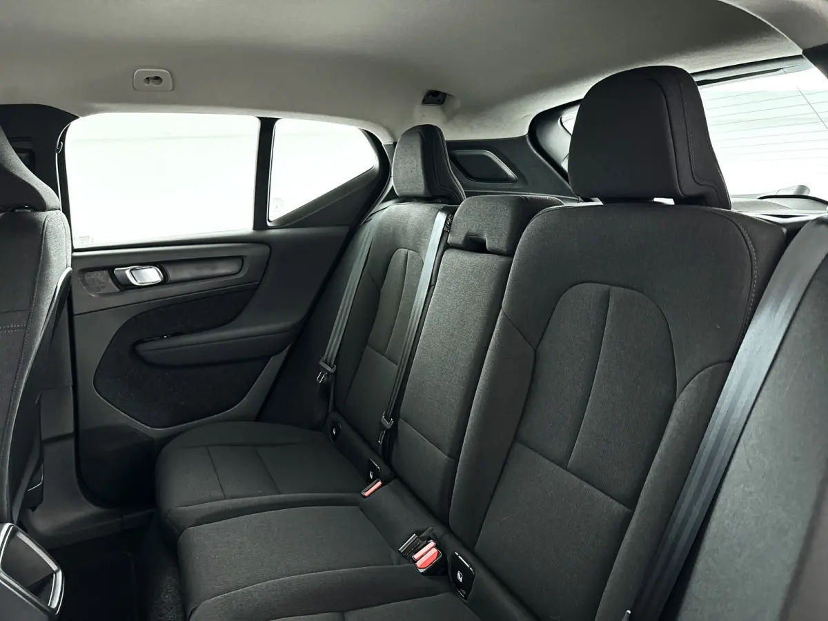 T2 Momentum Core | Parkeercamera | Stoel- en Stuurverwarming | Cruise control | Navigatie