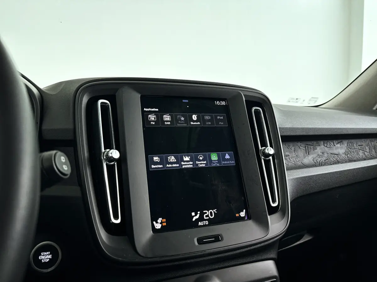 T2 Momentum Core | Parkeercamera | Stoel- en Stuurverwarming | Cruise control | Navigatie