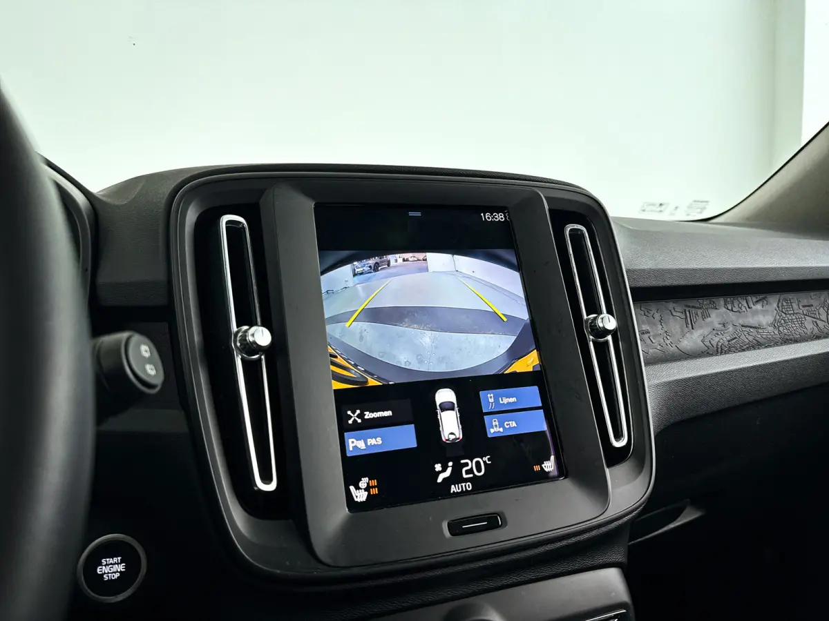 T2 Momentum Core | Parkeercamera | Stoel- en Stuurverwarming | Cruise control | Navigatie