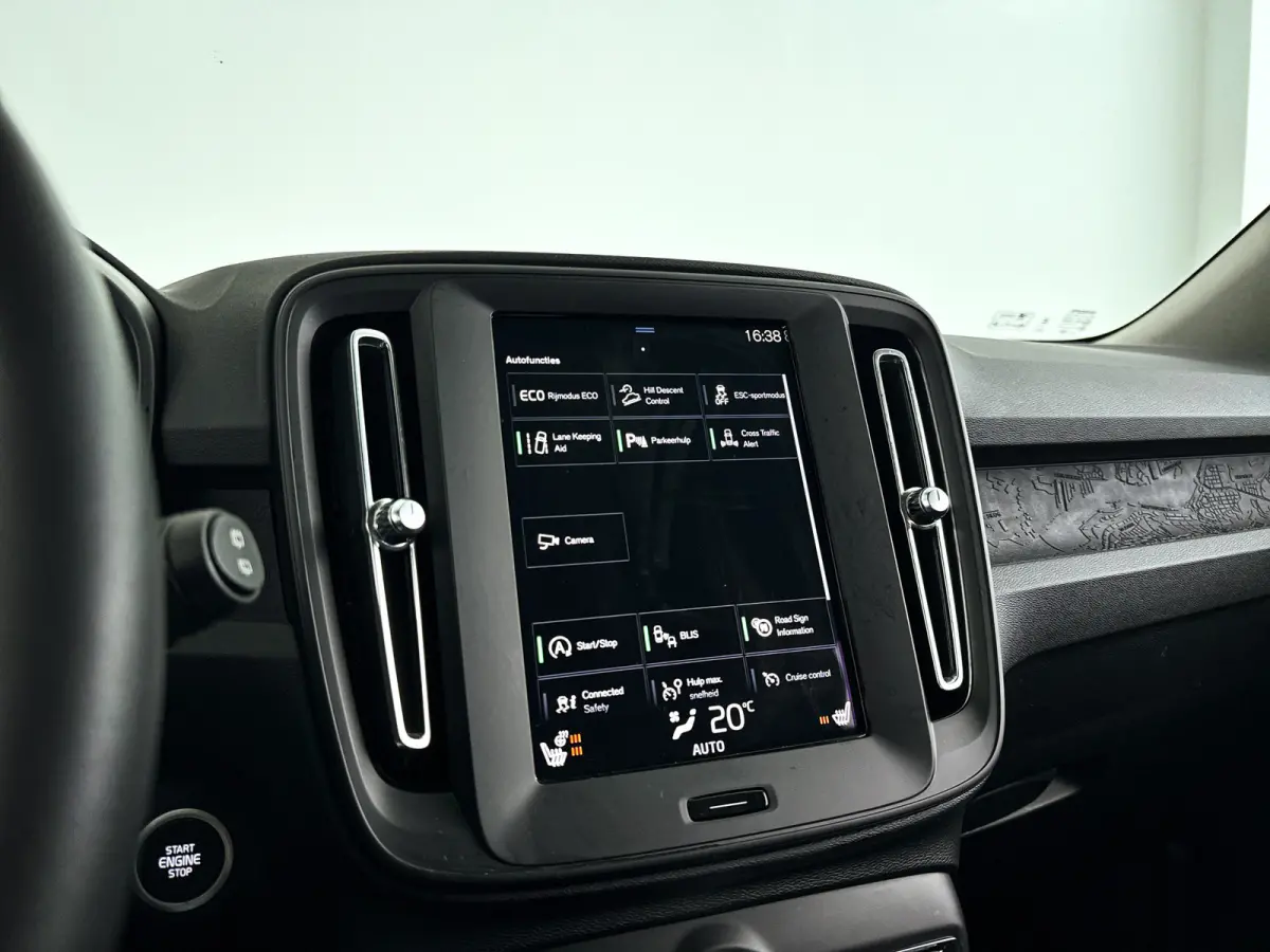 T2 Momentum Core | Parkeercamera | Stoel- en Stuurverwarming | Cruise control | Navigatie