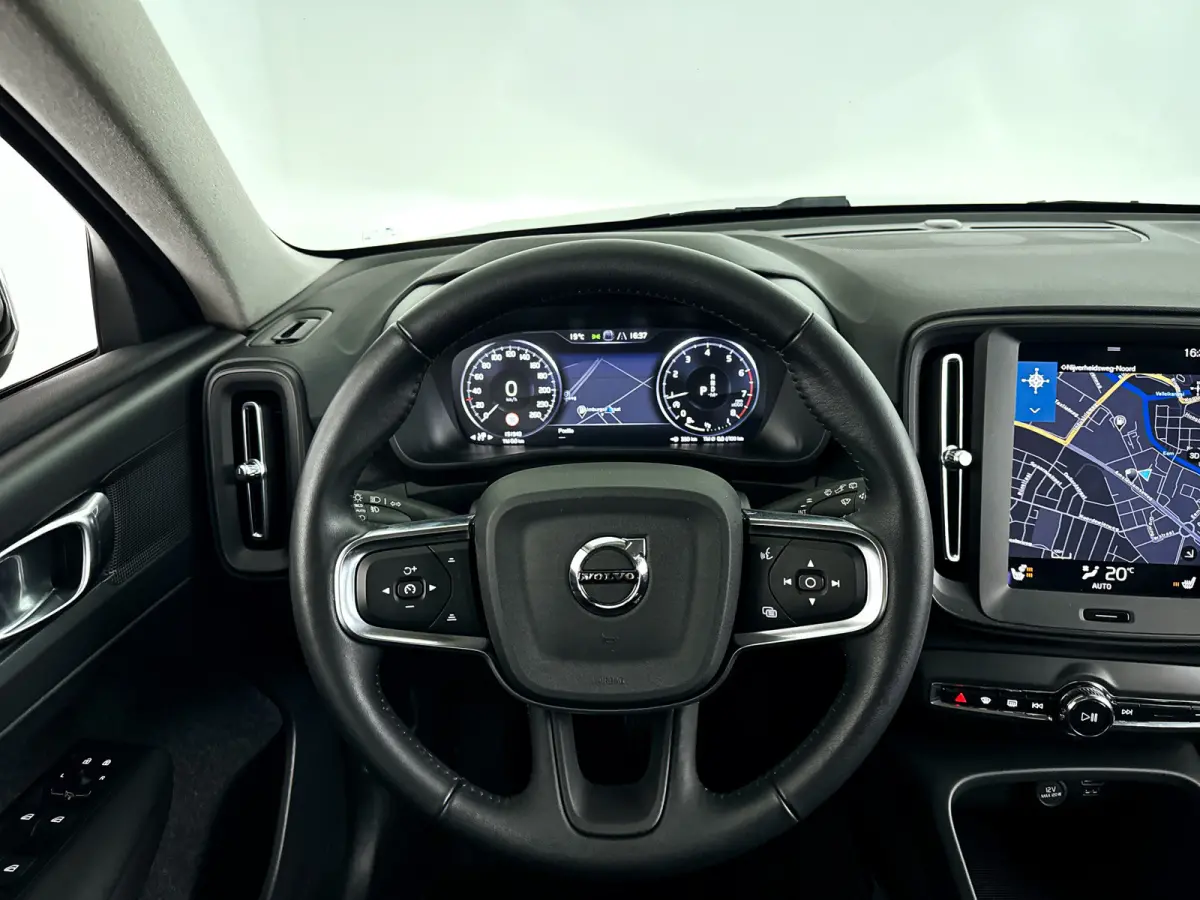 T2 Momentum Core | Parkeercamera | Stoel- en Stuurverwarming | Cruise control | Navigatie