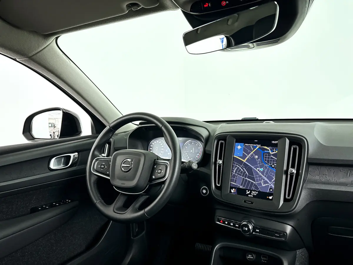 T2 Momentum Core | Parkeercamera | Stoel- en Stuurverwarming | Cruise control | Navigatie