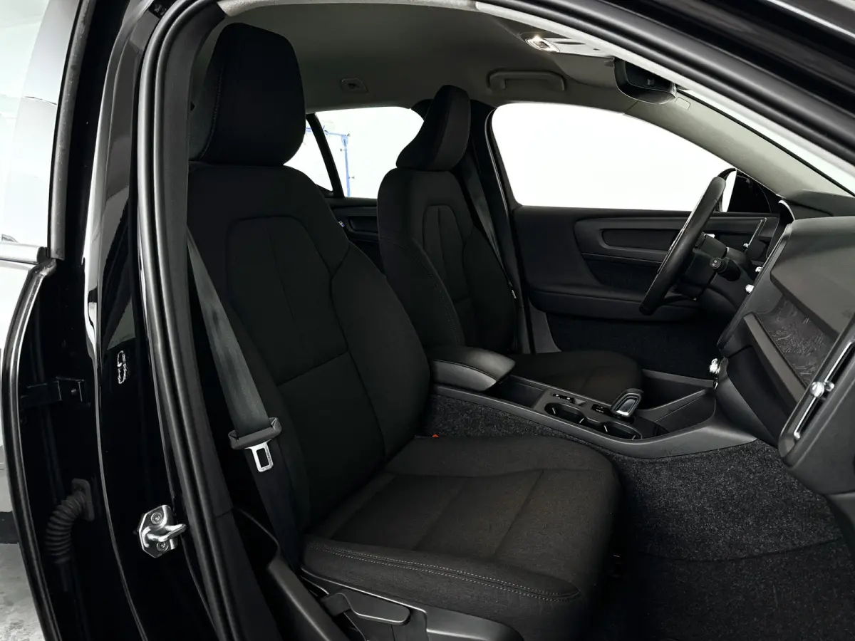 T2 Momentum Core | Parkeercamera | Stoel- en Stuurverwarming | Cruise control | Navigatie