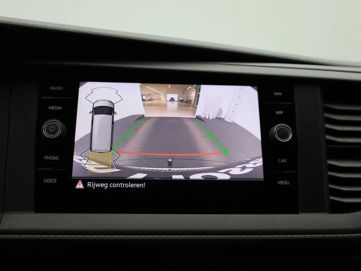 2.0 TDI L2H1 204PK | Automaat | Trekhaak | Multifunctioneel Stuurwiel | Dubbele Schuifdeur | Navigatie | Parkeerhulp Voor + Achter | Cruise Control | LED-Koplampen | LED-Achterlichten | Acht