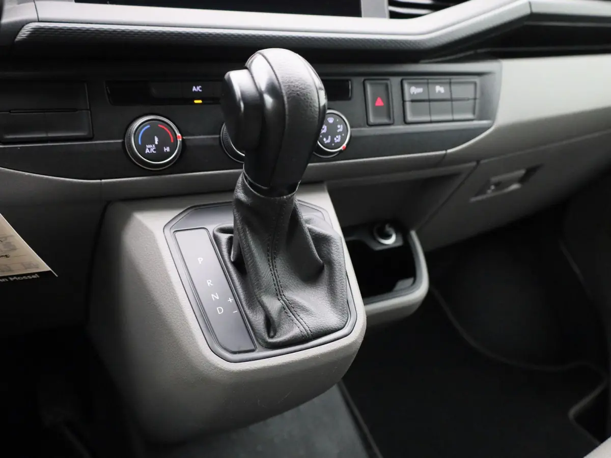 2.0 TDI L2H1 204PK | Automaat | Trekhaak | Multifunctioneel Stuurwiel | Dubbele Schuifdeur | Navigatie | Parkeerhulp Voor + Achter | Cruise Control | LED-Koplampen | LED-Achterlichten | Acht