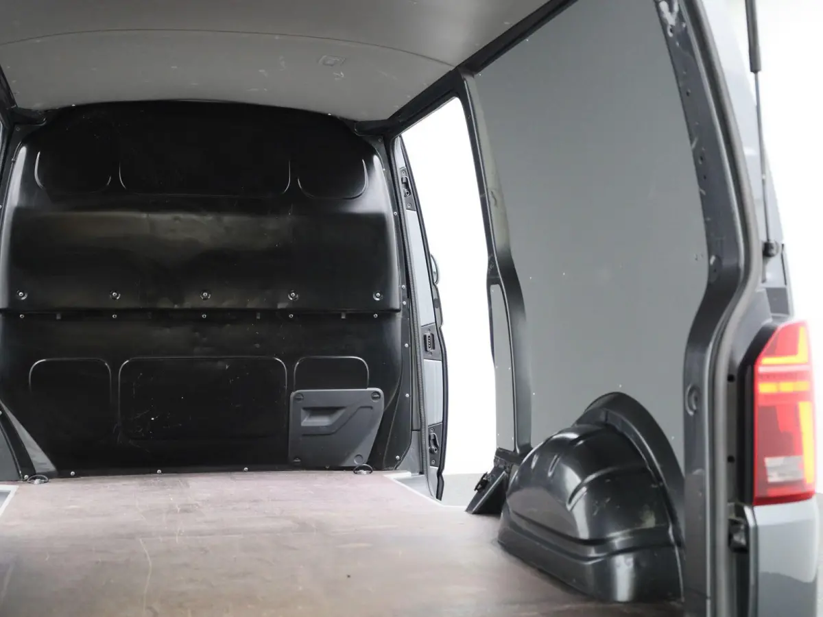 2.0 TDI L2H1 204PK | Automaat | Trekhaak | Multifunctioneel Stuurwiel | Dubbele Schuifdeur | Navigatie | Parkeerhulp Voor + Achter | Cruise Control | LED-Koplampen | LED-Achterlichten | Acht