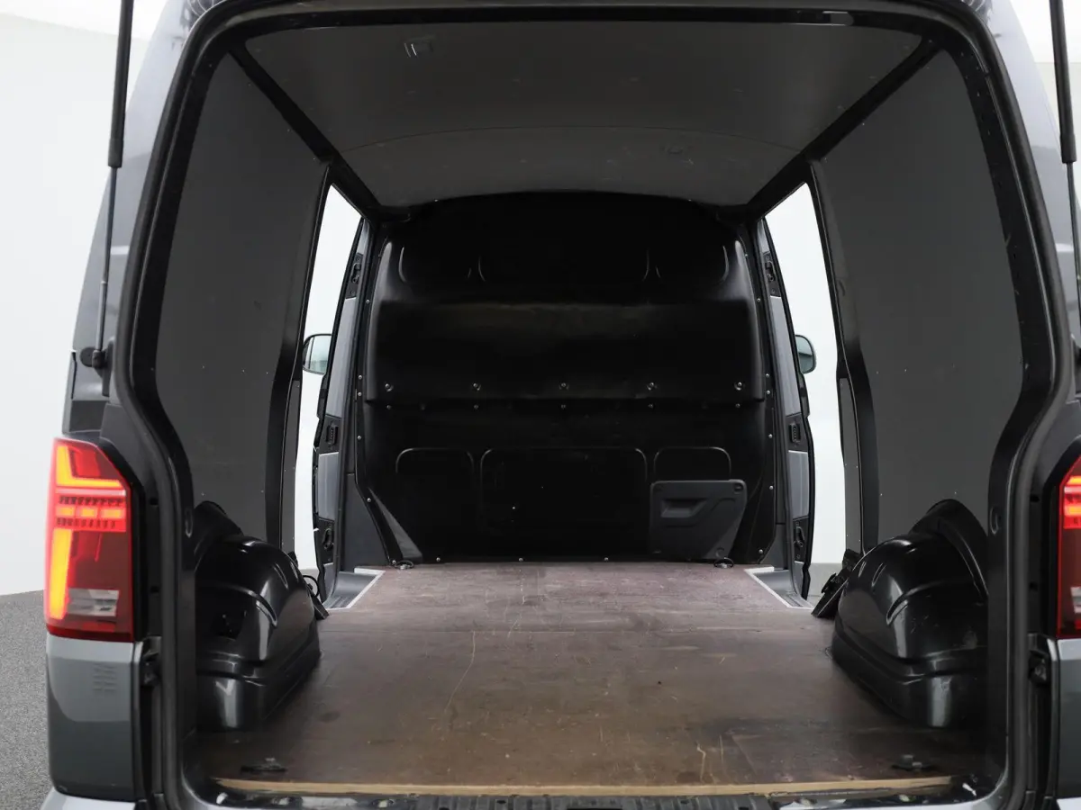 2.0 TDI L2H1 204PK | Automaat | Trekhaak | Multifunctioneel Stuurwiel | Dubbele Schuifdeur | Navigatie | Parkeerhulp Voor + Achter | Cruise Control | LED-Koplampen | LED-Achterlichten | Acht