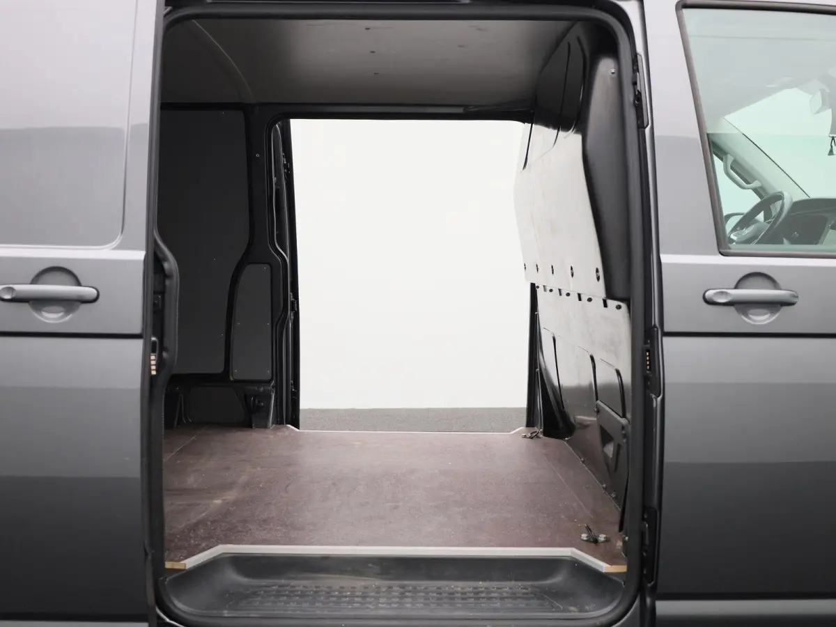 2.0 TDI L2H1 204PK | Automaat | Trekhaak | Multifunctioneel Stuurwiel | Dubbele Schuifdeur | Navigatie | Parkeerhulp Voor + Achter | Cruise Control | LED-Koplampen | LED-Achterlichten | Acht