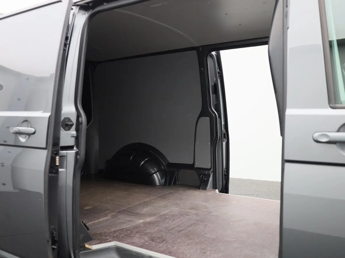 2.0 TDI L2H1 204PK | Automaat | Trekhaak | Multifunctioneel Stuurwiel | Dubbele Schuifdeur | Navigatie | Parkeerhulp Voor + Achter | Cruise Control | LED-Koplampen | LED-Achterlichten | Acht