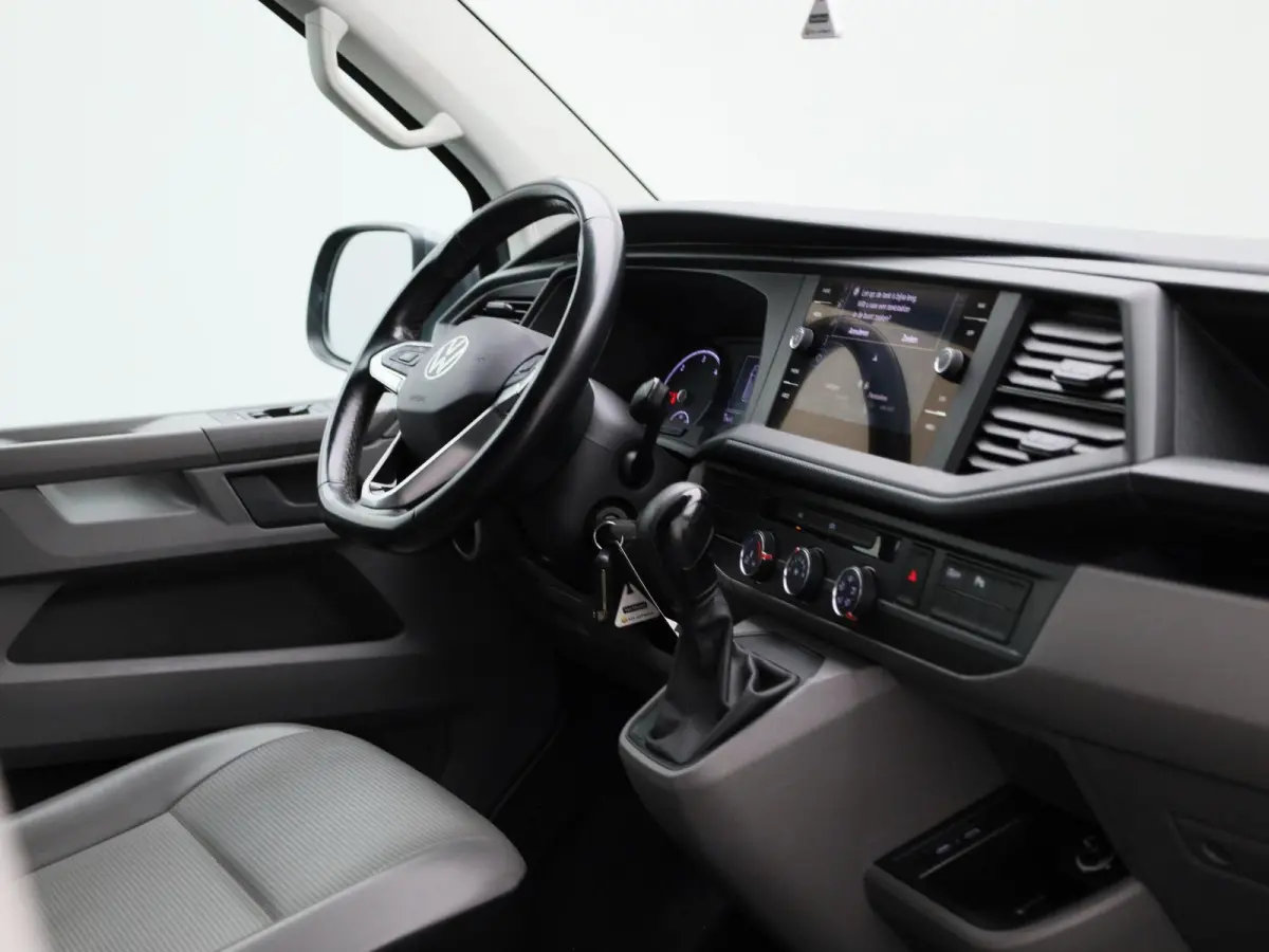 2.0 TDI L2H1 204PK | Automaat | Trekhaak | Multifunctioneel Stuurwiel | Dubbele Schuifdeur | Navigatie | Parkeerhulp Voor + Achter | Cruise Control | LED-Koplampen | LED-Achterlichten | Acht