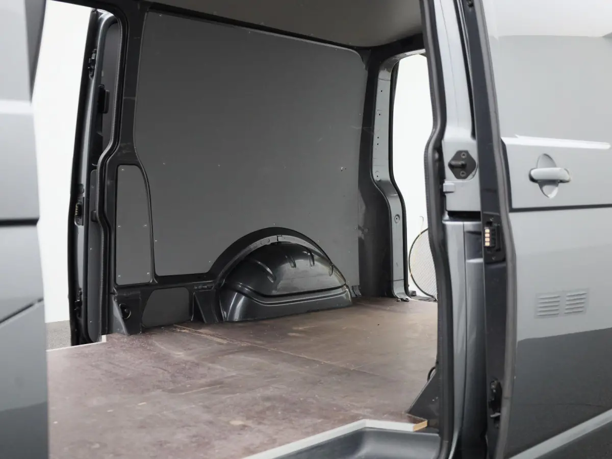 2.0 TDI L2H1 204PK | Automaat | Trekhaak | Multifunctioneel Stuurwiel | Dubbele Schuifdeur | Navigatie | Parkeerhulp Voor + Achter | Cruise Control | LED-Koplampen | LED-Achterlichten | Acht