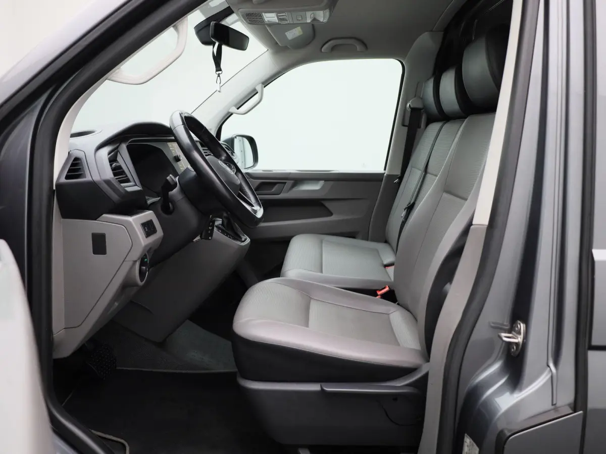 2.0 TDI L2H1 204PK | Automaat | Trekhaak | Multifunctioneel Stuurwiel | Dubbele Schuifdeur | Navigatie | Parkeerhulp Voor + Achter | Cruise Control | LED-Koplampen | LED-Achterlichten | Acht
