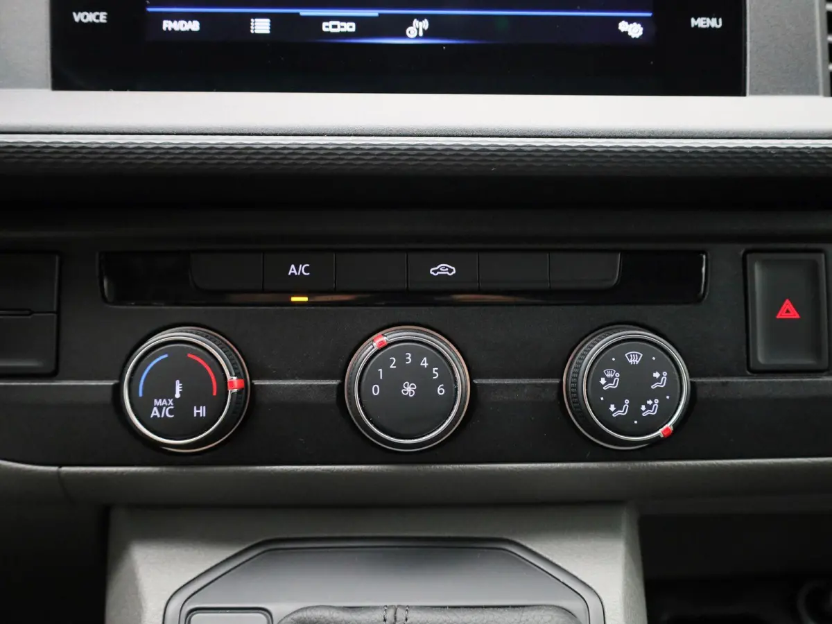 2.0 TDI L2H1 204PK | Automaat | Trekhaak | Multifunctioneel Stuurwiel | Dubbele Schuifdeur | Navigatie | Parkeerhulp Voor + Achter | Cruise Control | LED-Koplampen | LED-Achterlichten | Acht