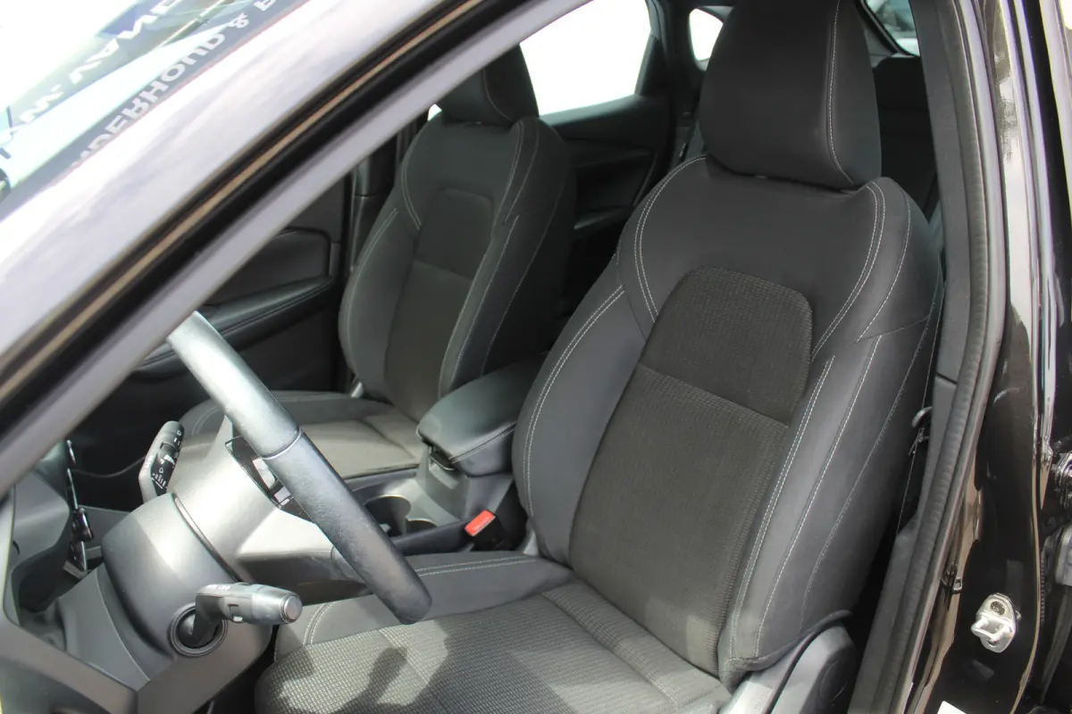 1.3 MHEV Visia 360 camera l Dodehoek sensor l Keyless entry l AppleCarPlay/AndroidAuto l Navi l Airco l Cruise control
