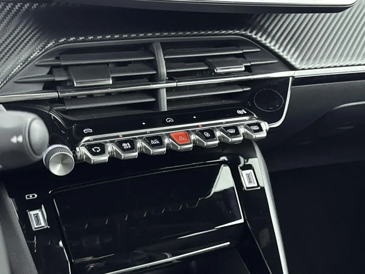 SUV 100pk Allure | Navigatie | Parkeersensoren V+A | Carplay | Rijstrooksensor met Correctie