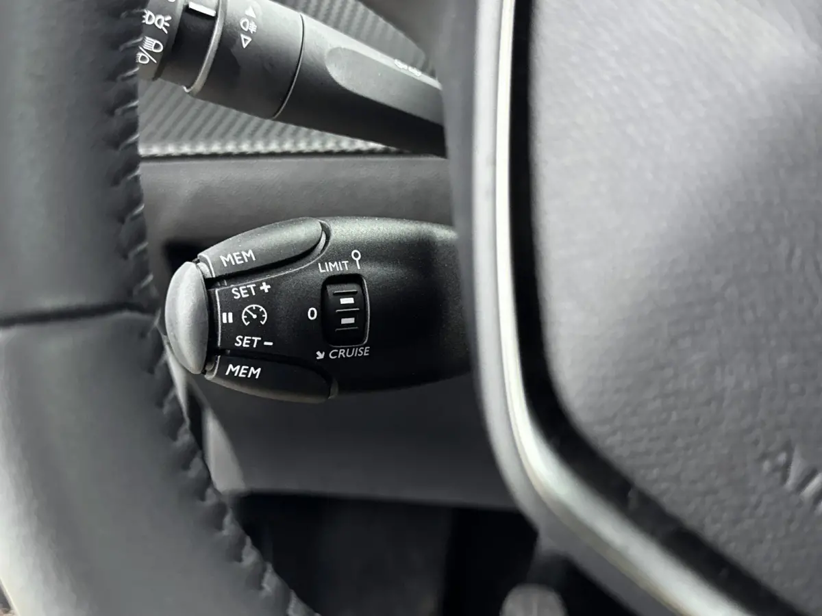SUV 100pk Allure | Navigatie | Parkeersensoren V+A | Carplay | Rijstrooksensor met Correctie