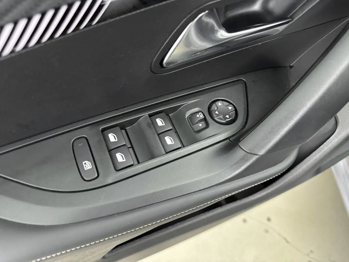 SUV 100pk Allure | Navigatie | Parkeersensoren V+A | Carplay | Rijstrooksensor met Correctie