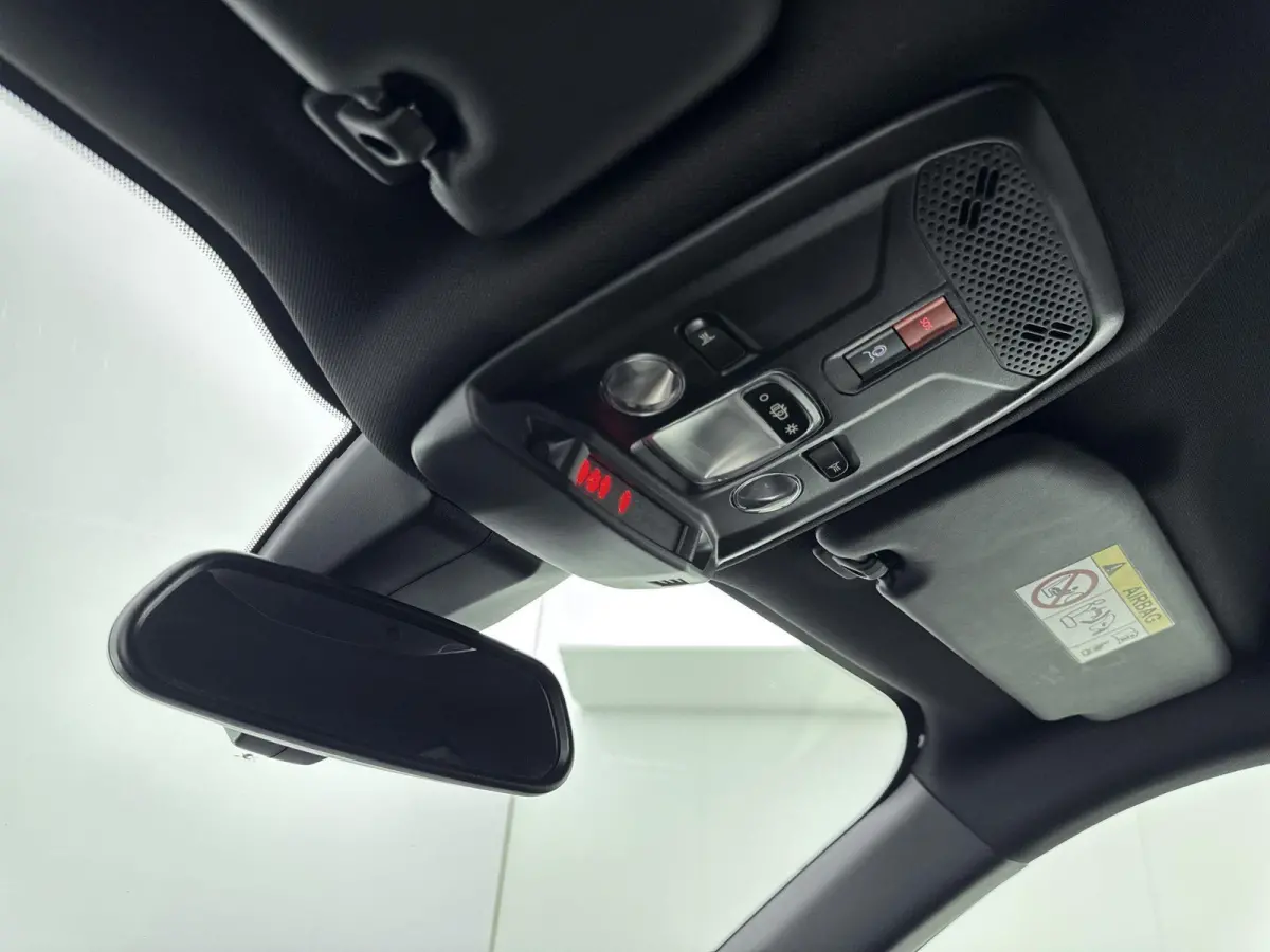 SUV 100pk Allure | Navigatie | Parkeersensoren V+A | Carplay | Rijstrooksensor met Correctie