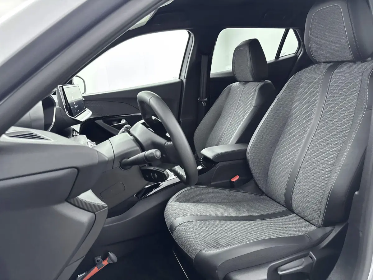 SUV 100pk Allure | Navigatie | Parkeersensoren V+A | Carplay | Rijstrooksensor met Correctie
