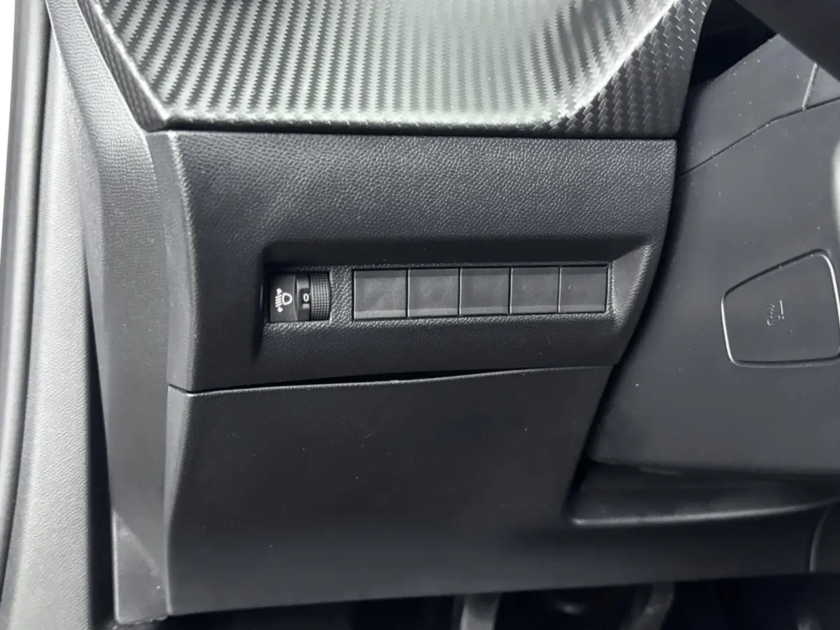 SUV 100pk Allure | Navigatie | Parkeersensoren V+A | Carplay | Rijstrooksensor met Correctie