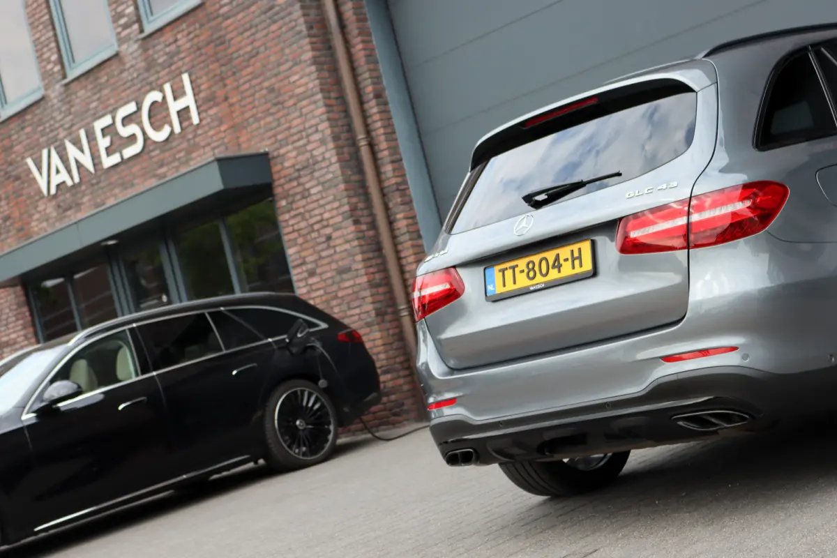 AMG 43 4MATIC | Luchtvering | Distronic+ | Carbon | Memory | Burmester | Panoramadak | HUD | Trekhaak | Nightpakket | Leder | Surround Camera | Keyless Go |