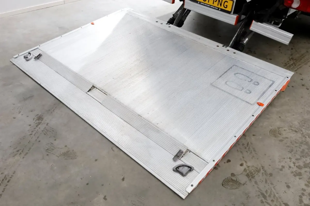 2.2D 140pk Bakwagen met laadklep 1.060kg laadvermogen 06-2024