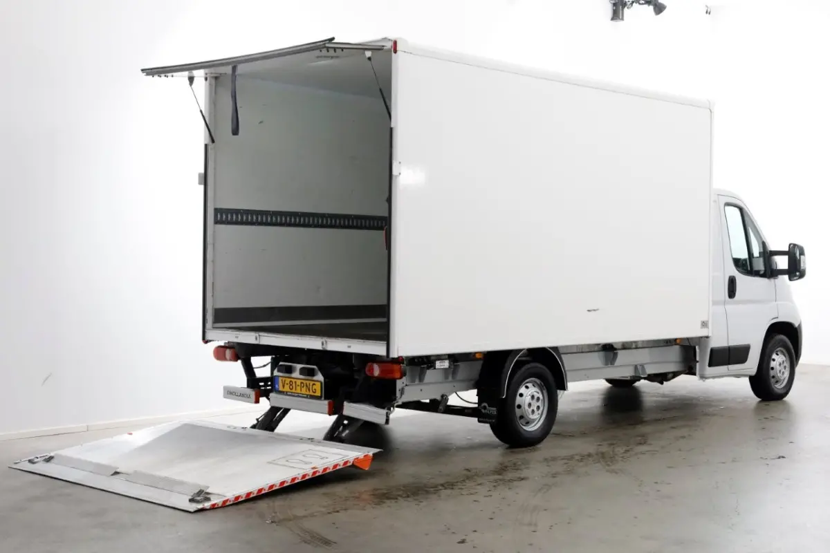 2.2D 140pk Bakwagen met laadklep 1.060kg laadvermogen 06-2024