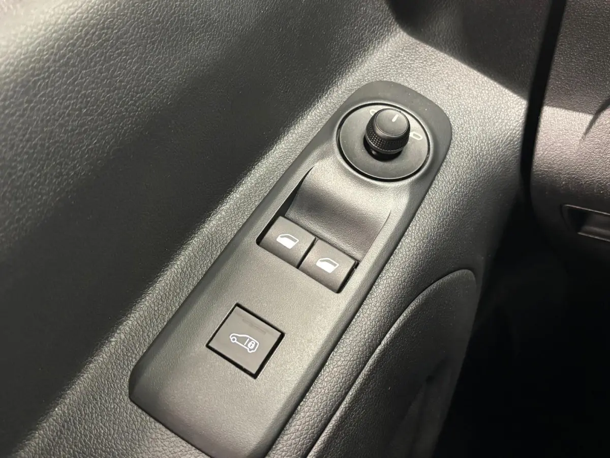 320 2.0 TDCI L2H1 Trend Airco Cruise Control Trekhaak Lane Assist Stoelverwarming