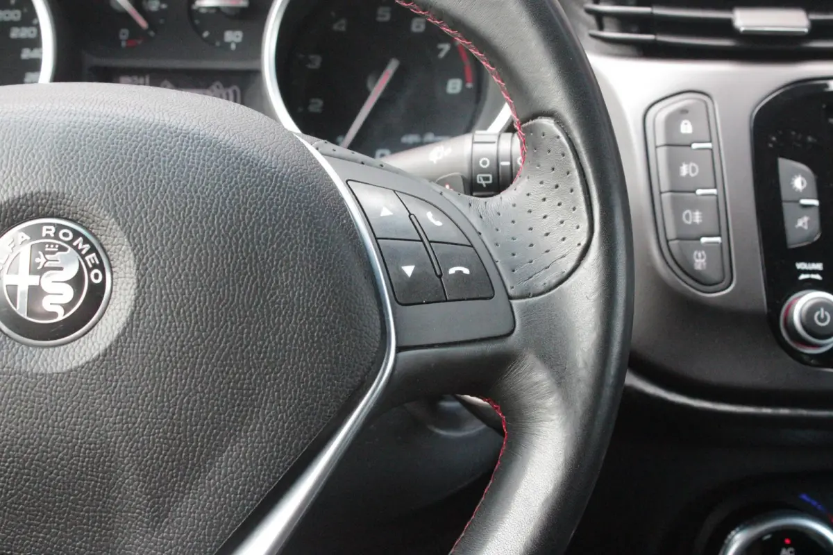 1.4 Turbo 170PK AUTOMAAT MultiAir SUPER | AFNEEMBARE TREKHAAK | NAVIGATIE | "BREMBO" REMKLAUWEN ROOD | LICHTMETALEN VELGEN 17" | CLIMATE CONTROL | CRUISE CONTROL | DAB+ RADIO | BLUETOOTH AUD