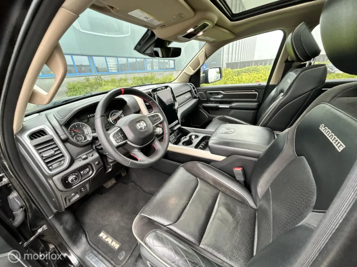 1500 4X4 5.7 V8 4x4 Crew Cab Laramie black out lpg