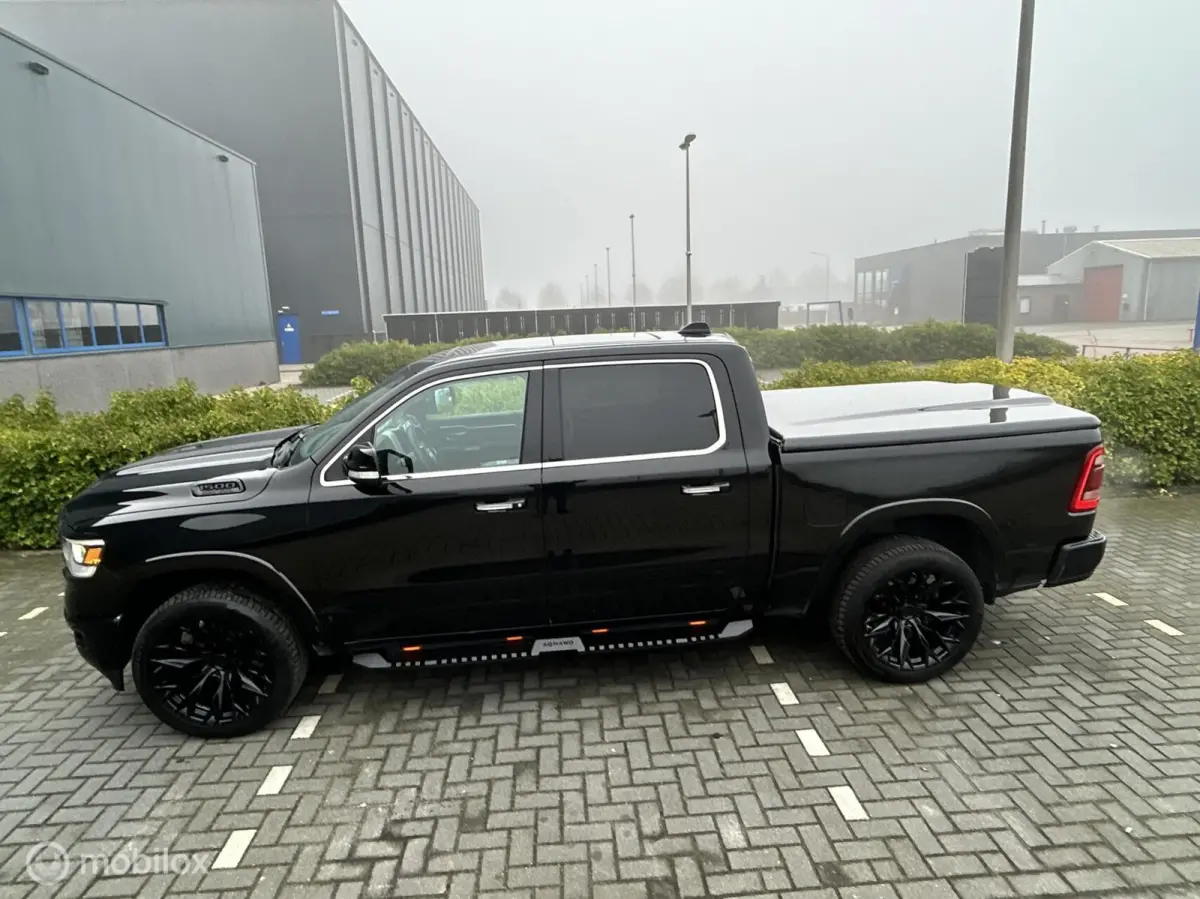 1500 4X4 5.7 V8 4x4 Crew Cab Laramie black out lpg