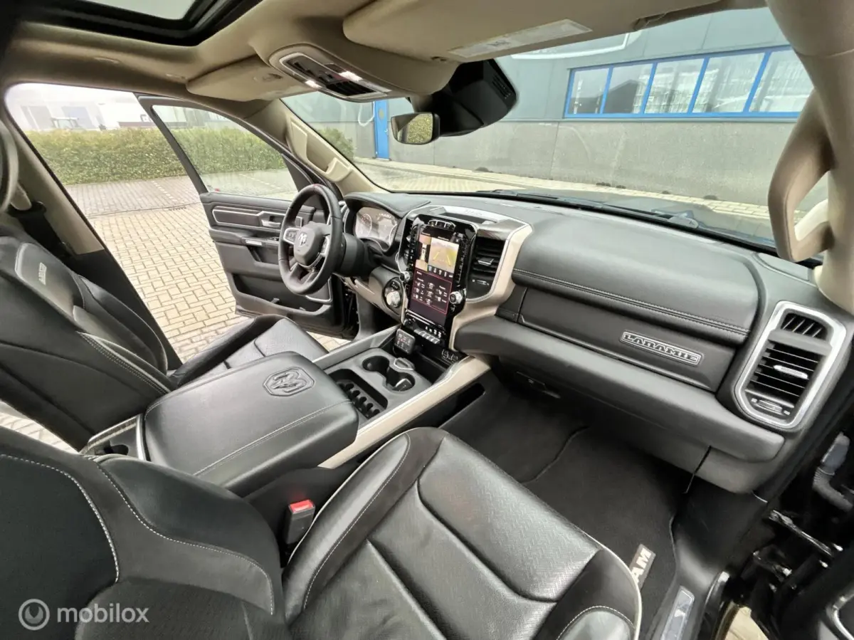 1500 4X4 5.7 V8 4x4 Crew Cab Laramie black out lpg