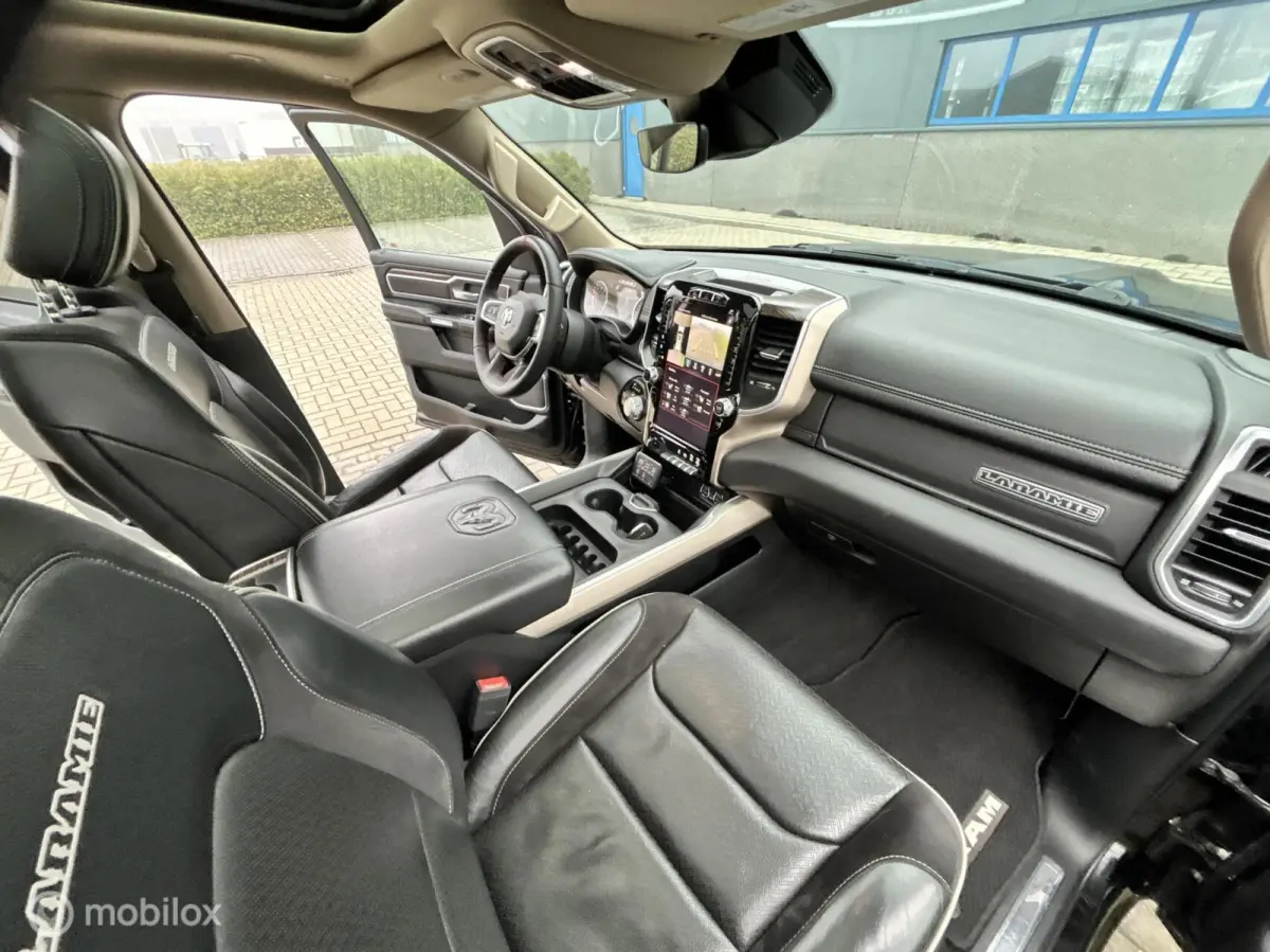 1500 4X4 5.7 V8 4x4 Crew Cab Laramie black out lpg