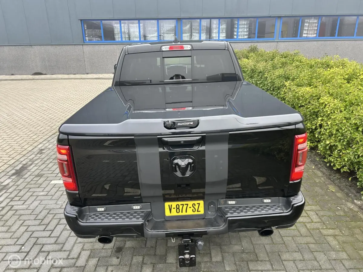 1500 4X4 5.7 V8 4x4 Crew Cab Laramie black out lpg