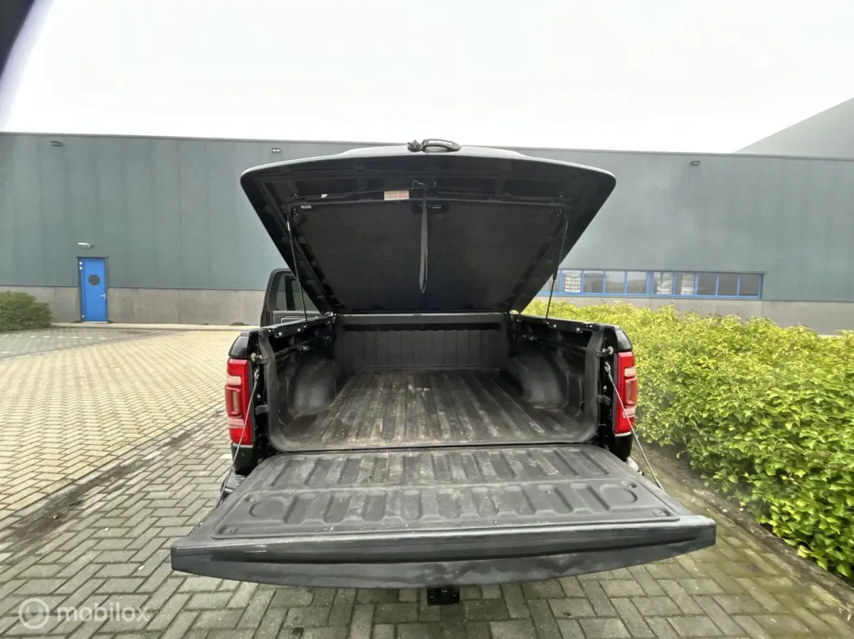 1500 4X4 5.7 V8 4x4 Crew Cab Laramie black out lpg