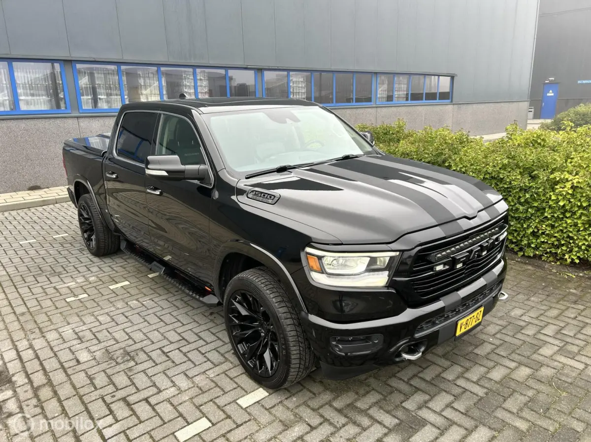 1500 4X4 5.7 V8 4x4 Crew Cab Laramie black out lpg