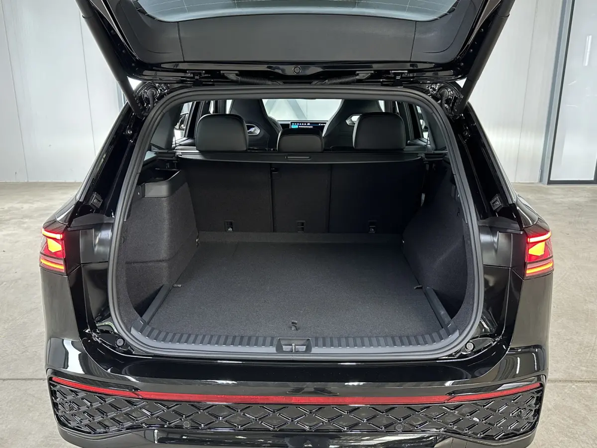 1.5 eHybrid R-Line | Trekhaak-pakket | Navigatie-pakket | Stoel- & stuurverwarming