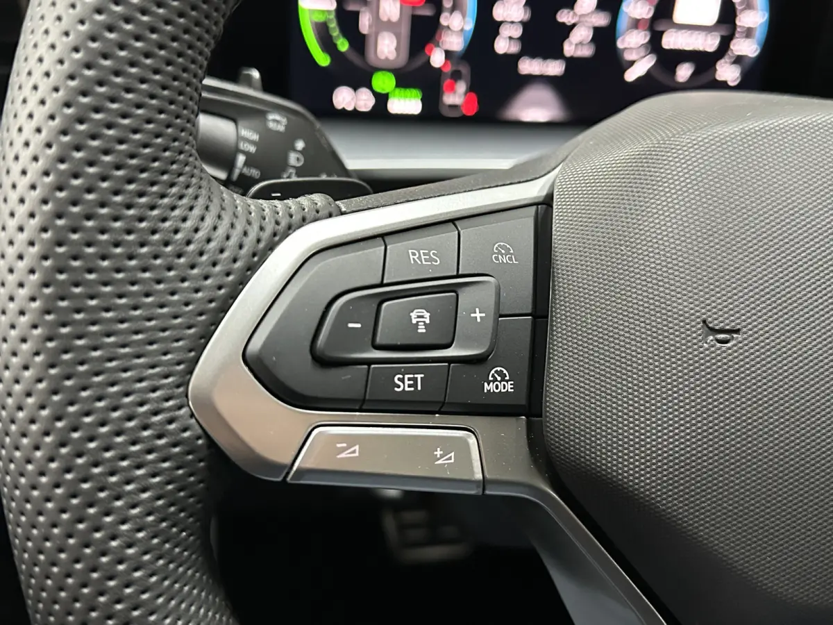 1.5 eHybrid R-Line | Trekhaak-pakket | Navigatie-pakket | Stoel- & stuurverwarming