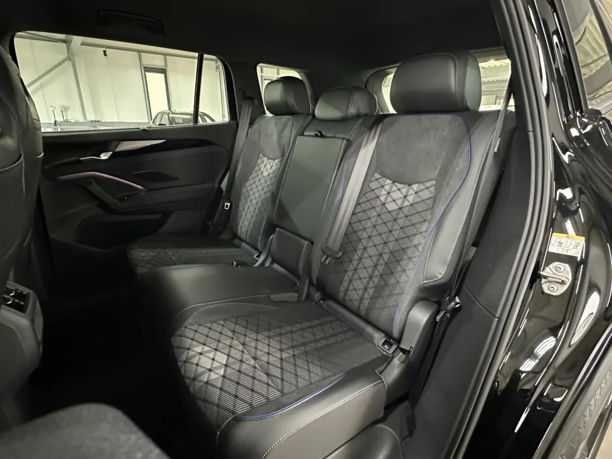 1.5 eHybrid R-Line | Trekhaak-pakket | Navigatie-pakket | Stoel- & stuurverwarming