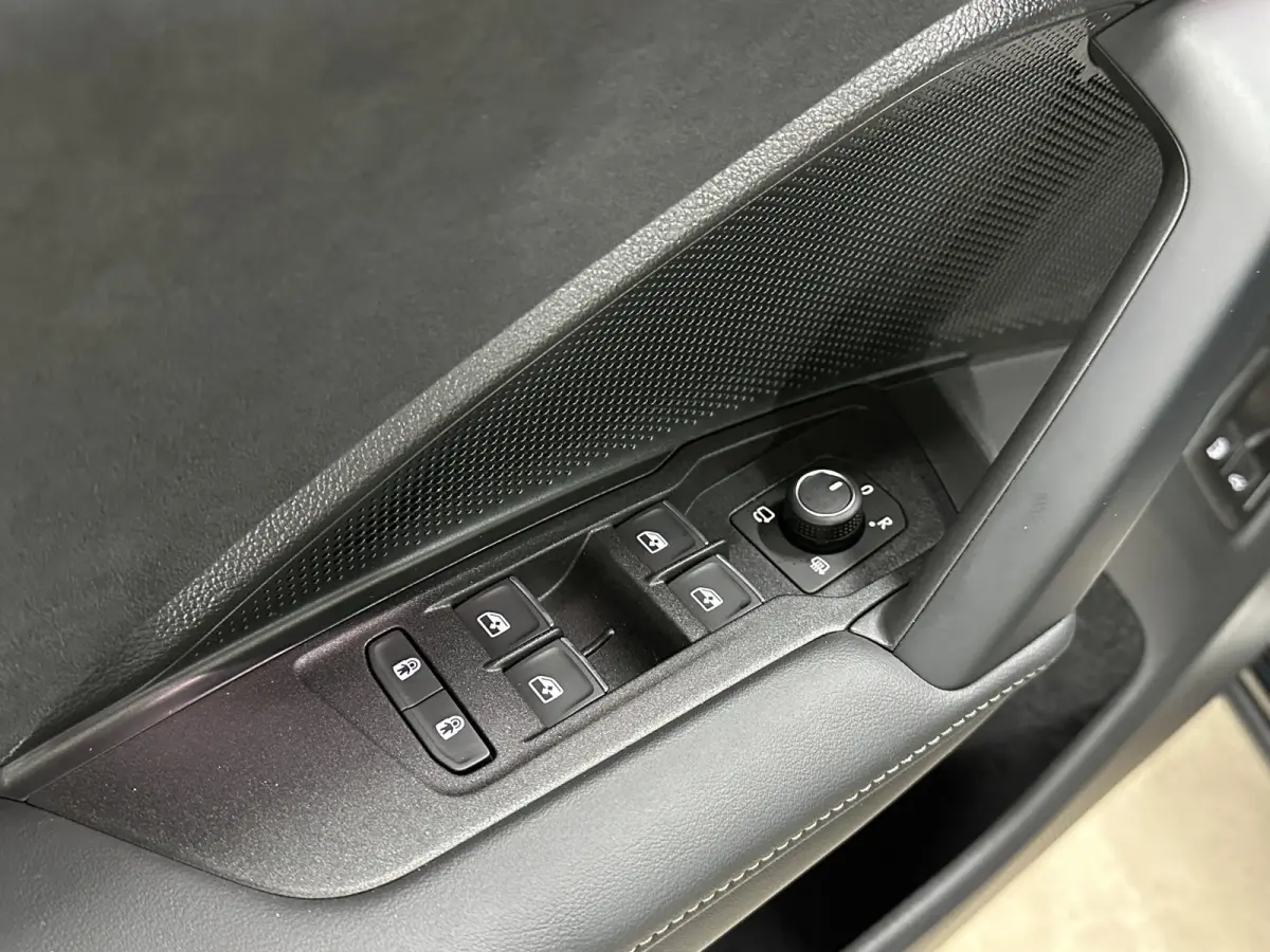 1.5 eHybrid R-Line | Trekhaak-pakket | Navigatie-pakket | Stoel- & stuurverwarming