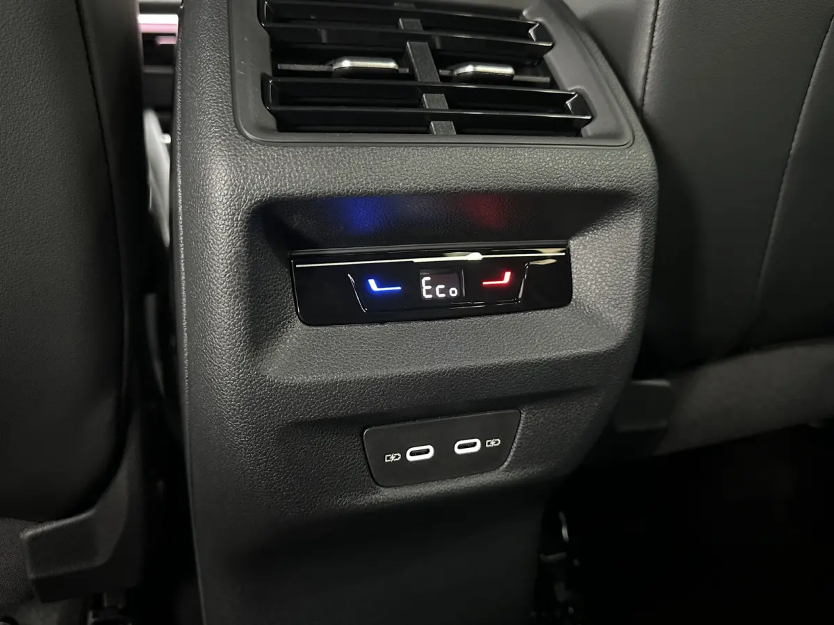 1.5 eHybrid R-Line | Trekhaak-pakket | Navigatie-pakket | Stoel- & stuurverwarming