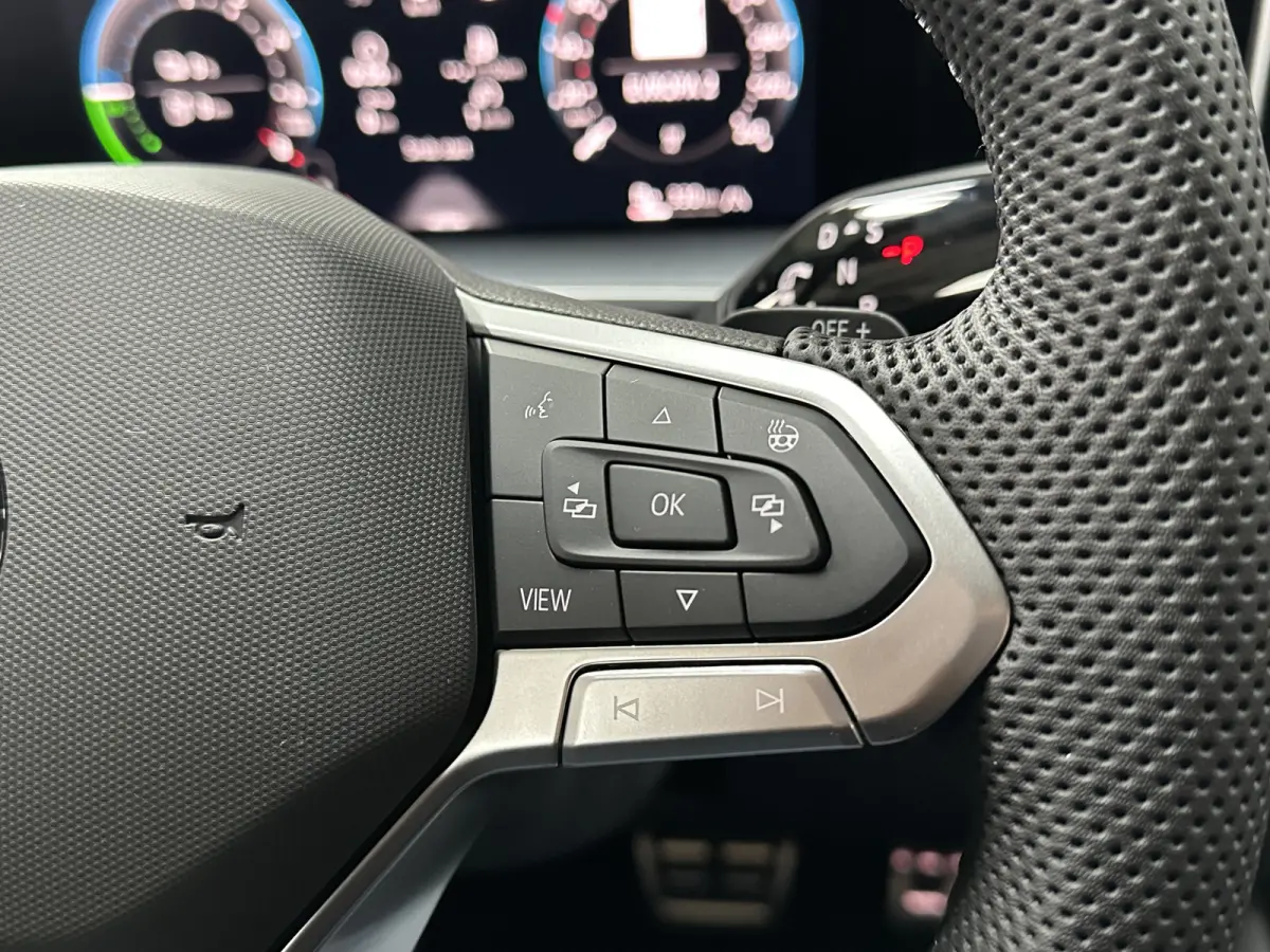 1.5 eHybrid R-Line | Trekhaak-pakket | Navigatie-pakket | Stoel- & stuurverwarming