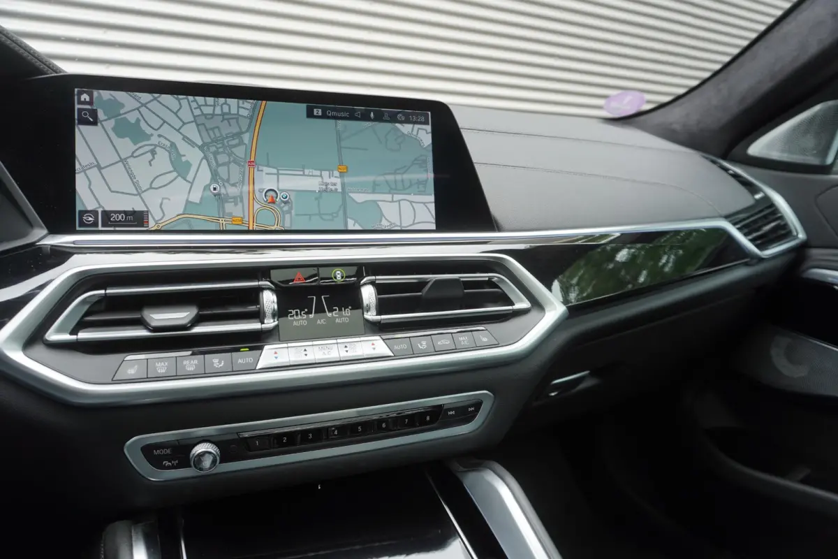 xDrive40i | High Executive | M Sportpakket | Trekhaak met elektrisch wegklapbare kogel | Bowers & Wilkins Diamond Surround Sound Systeem | Panorama-Glasdak Sky Lounge | Soft Close Automatic 