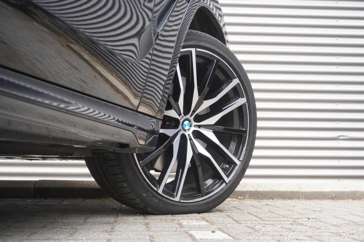 xDrive40i | High Executive | M Sportpakket | Trekhaak met elektrisch wegklapbare kogel | Bowers & Wilkins Diamond Surround Sound Systeem | Panorama-Glasdak Sky Lounge | Soft Close Automatic 