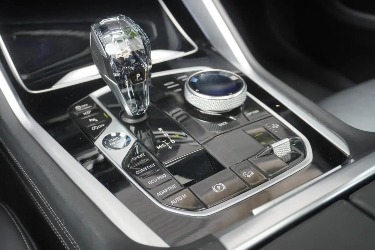 xDrive40i | High Executive | M Sportpakket | Trekhaak met elektrisch wegklapbare kogel | Bowers & Wilkins Diamond Surround Sound Systeem | Panorama-Glasdak Sky Lounge | Soft Close Automatic 