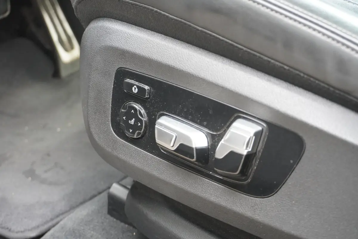 xDrive40i | High Executive | M Sportpakket | Trekhaak met elektrisch wegklapbare kogel | Bowers & Wilkins Diamond Surround Sound Systeem | Panorama-Glasdak Sky Lounge | Soft Close Automatic 