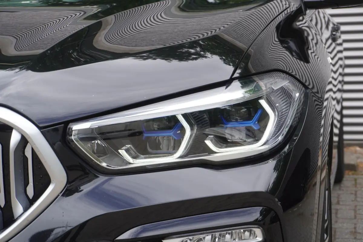 xDrive40i | High Executive | M Sportpakket | Trekhaak met elektrisch wegklapbare kogel | Bowers & Wilkins Diamond Surround Sound Systeem | Panorama-Glasdak Sky Lounge | Soft Close Automatic 